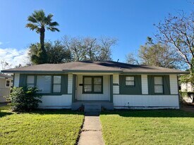 3933 Harris Dr in Corpus Christi, TX - Building Photo