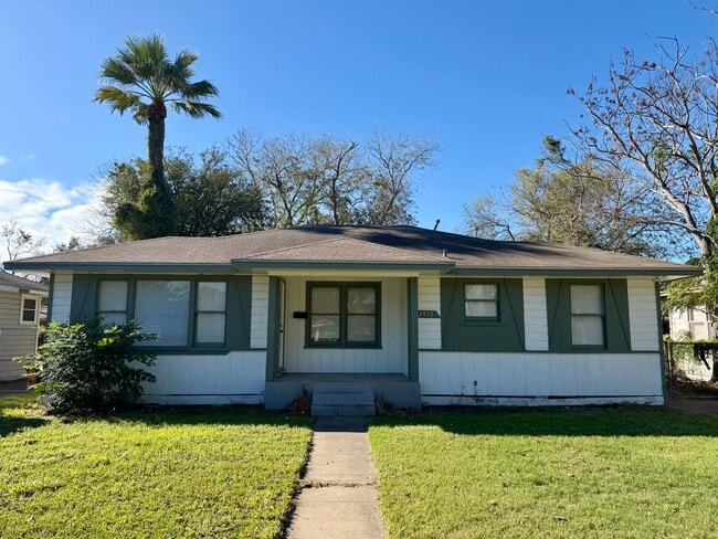 property at 3933 Harris Dr