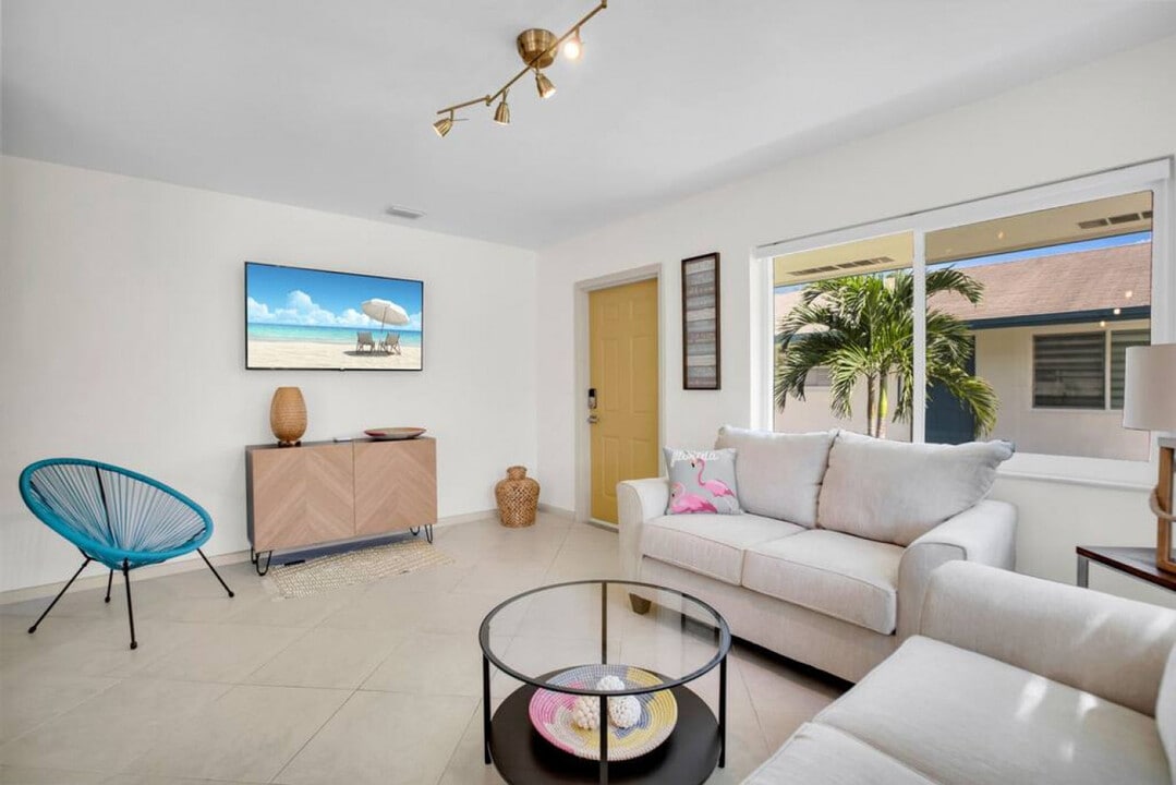 1850 SW 24th St in Fort Lauderdale, FL - Building Photo