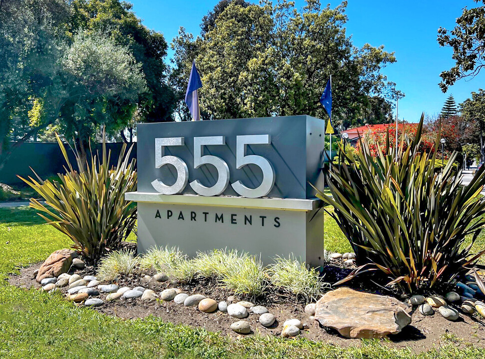 555 Apartment Homes in Milpitas, CA - Foto de edificio