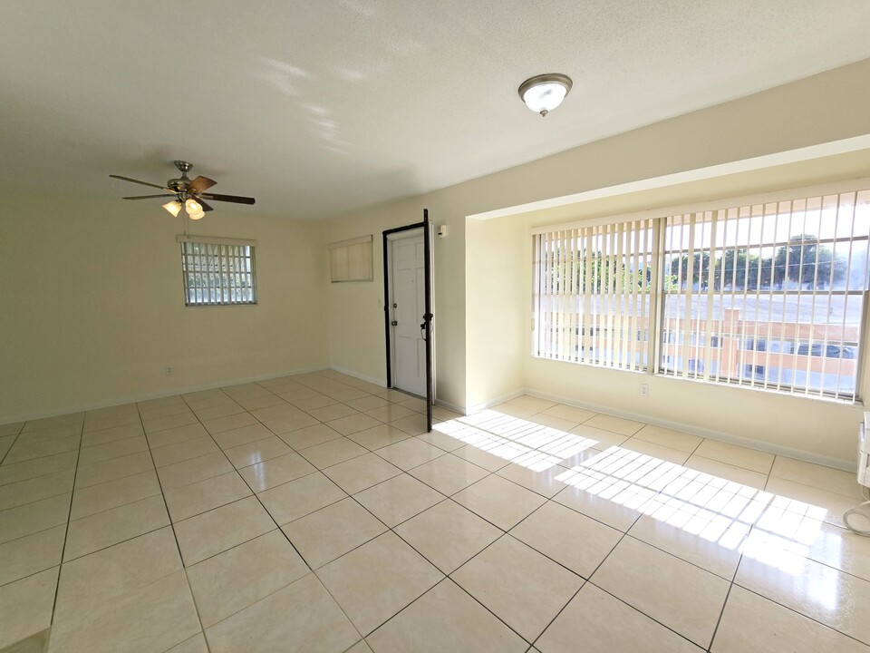 3000 NW 43 Terrace in Lauderdale Lakes, FL - Building Photo