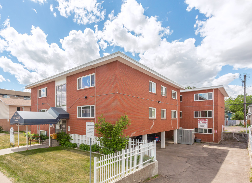 Ivy Manor Apartments in Edmonton, AB - Building Photo