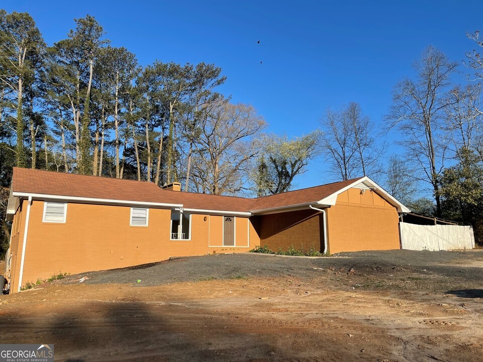 946 Hambrick Rd in Stone Mountain, GA - Building Photo