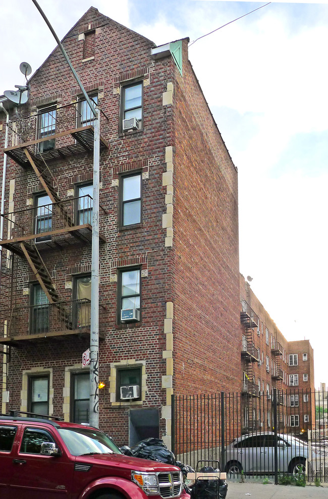 3415 94th St in Jackson Heights, NY - Foto de edificio - Building Photo