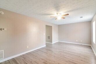 6778 Browns Mill Chase in Stonecrest, GA - Foto de edificio - Building Photo
