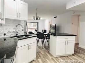 6361 N Falls Cir Dr in Lauderhill, FL - Foto de edificio - Building Photo