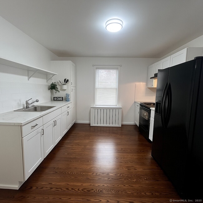 736 Howe Ave in Shelton, CT - Building Photo - Building Photo