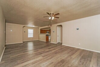 9331 Maple Silver in San Antonio, TX - Foto de edificio - Building Photo