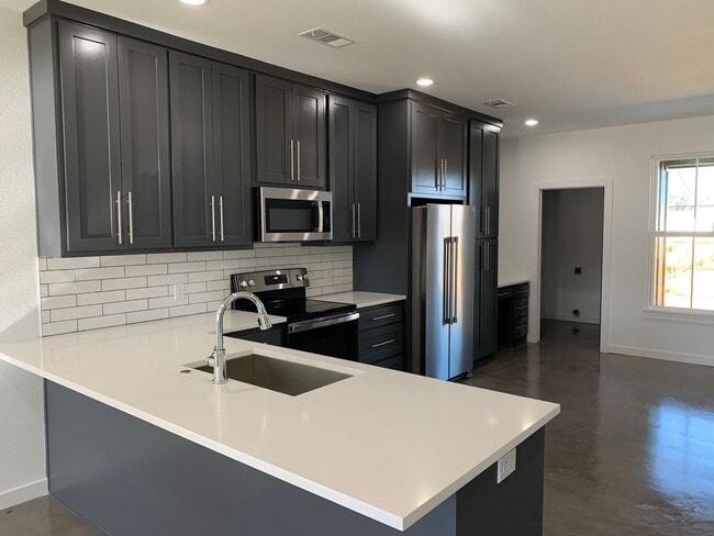 113 N Van Buren Ave in McGregor, TX - Building Photo - Building Photo