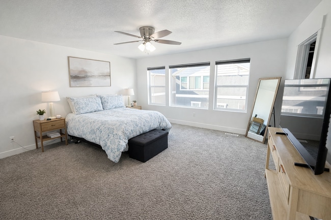 8655 N Oakridge Aly in Eagle Mountain, UT - Foto de edificio - Building Photo