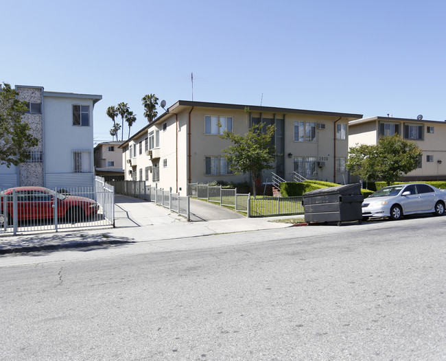 3926 Ingraham St in Los Angeles, CA - Foto de edificio - Building Photo