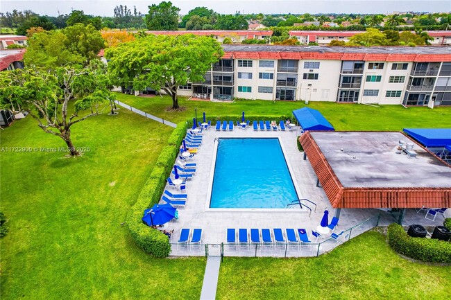 9800 N Hollybrook Lake Dr in Pembroke Pines, FL - Building Photo - Building Photo