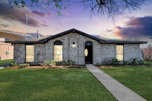 8011 La Roche Ln in Houston, TX - Building Photo