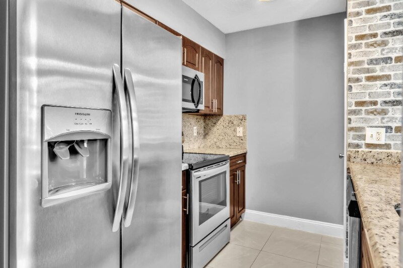 2803 N Oakland Forest Dr in Oakland Park, FL - Building Photo