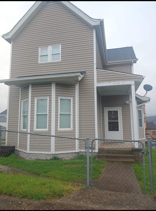 200 Henry St, Unit A in Belle Vernon, PA - Foto de edificio