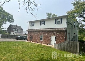4 Sewaren Ave in Woodbridge Township, NJ - Building Photo