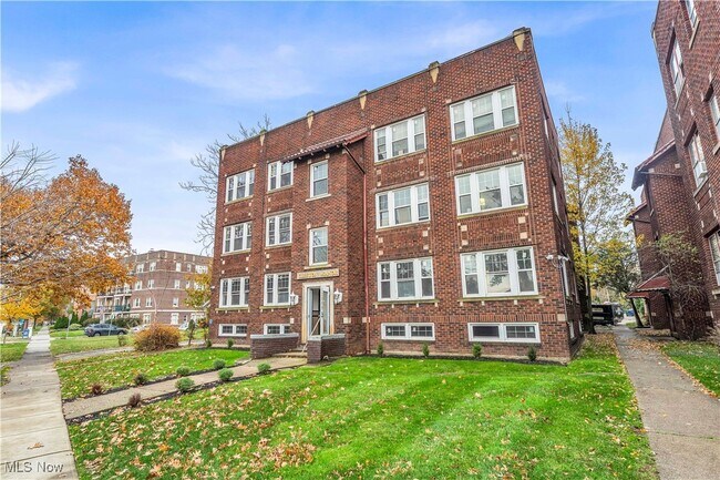 12009 Clifton Blvd in Lakewood, OH - Foto de edificio - Building Photo