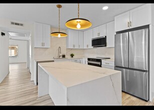 21921 Rimhurst Dr, Unit F in Lake Forest, CA - Foto de edificio - Building Photo