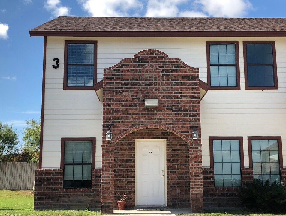 4246 Dorel Dr in Laredo, TX - Building Photo