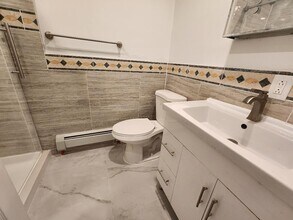 3045 68th St, Unit Woodsude large 2 BR in Woodside, NY - Foto de edificio - Building Photo