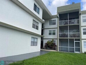 4255 N University Dr in Sunrise, FL - Building Photo - Building Photo