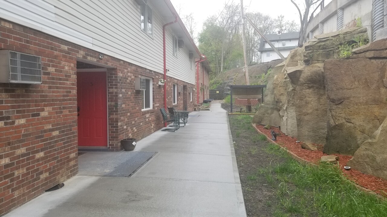 Green Valley Apartments in Morgantown, WV - Building Photo
