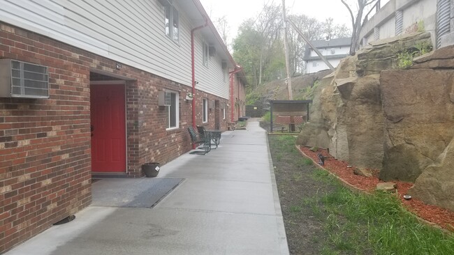 Green Valley Apartments in Morgantown, WV - Building Photo - Building Photo