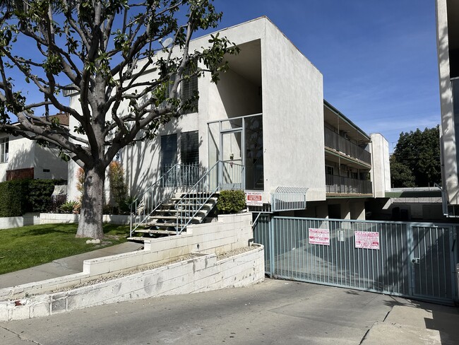 Crown Heights Apartments in Van Nuys, CA - Building Photo - Building Photo