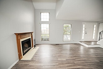 208 Ivy Ct in Streamwood, IL - Building Photo - Building Photo
