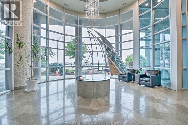 1225 Riverside Dr W in Windsor, ON - Foto de edificio - Building Photo
