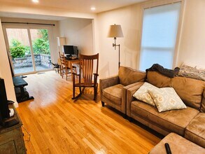 15 Garland Rd in Newton, MA - Foto de edificio - Building Photo