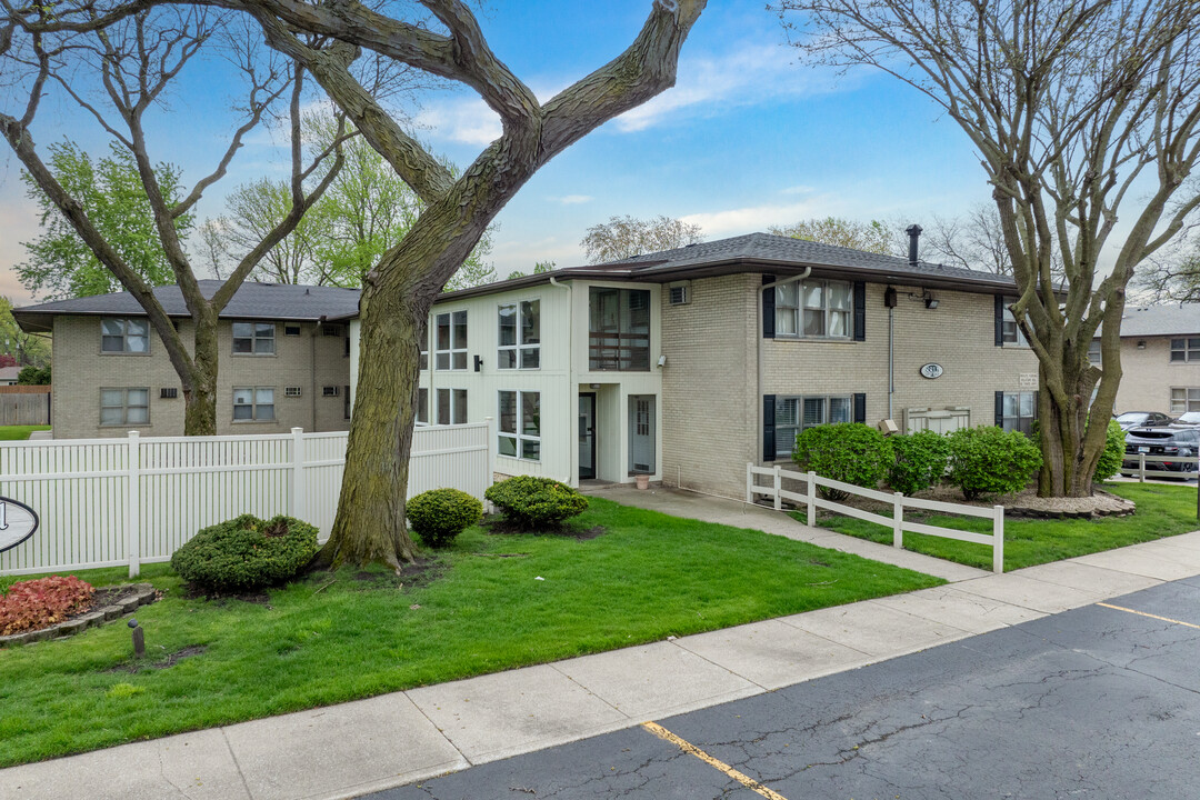 Eagle Ridge Condominium in Highland, IN - Foto de edificio