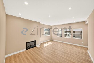 225 N Burlington Ave in Los Angeles, CA - Foto de edificio - Building Photo
