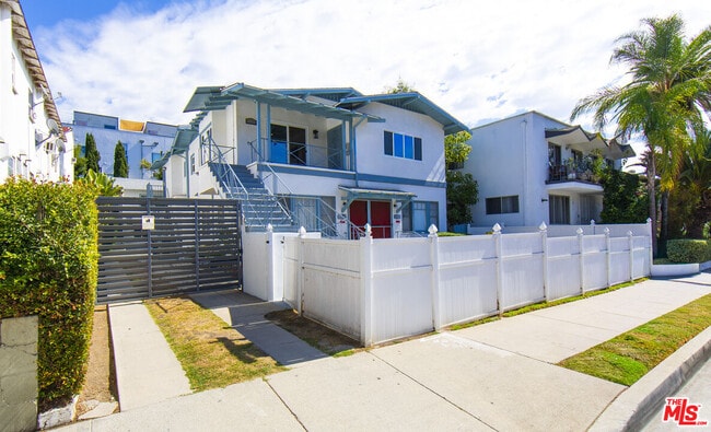 1040 N Crescent Heights Blvd in West Hollywood, CA - Foto de edificio - Building Photo