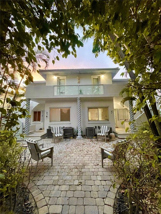 8036 Harding Ave, Unit 3 in Miami Beach, FL - Foto de edificio
