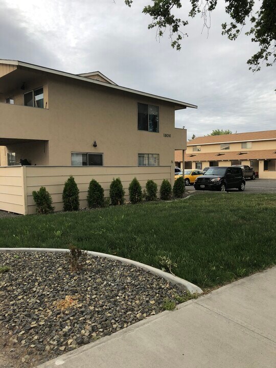 1806 W 21st Ave, Unit A in Kennewick, WA - Building Photo