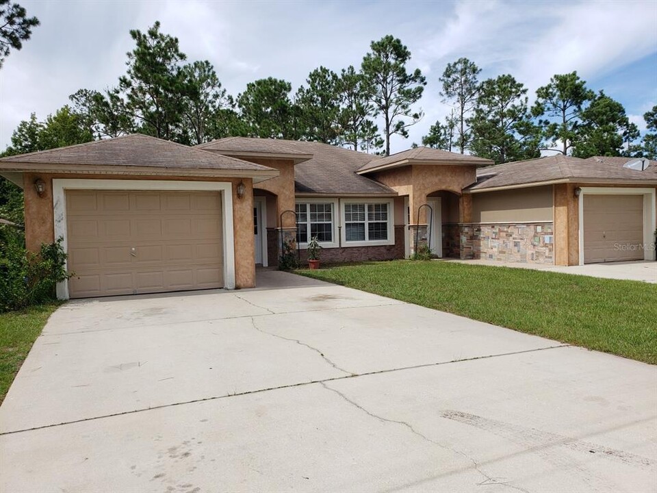 23 Pine Hill Ln in Palm Coast, FL - Building Photo