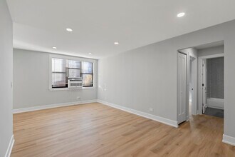 533 W Aldine, Unit #409 in Chicago, IL - Foto de edificio - Building Photo