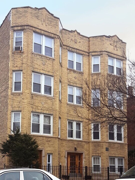 2113 N Mozart St in Chicago, IL - Foto de edificio