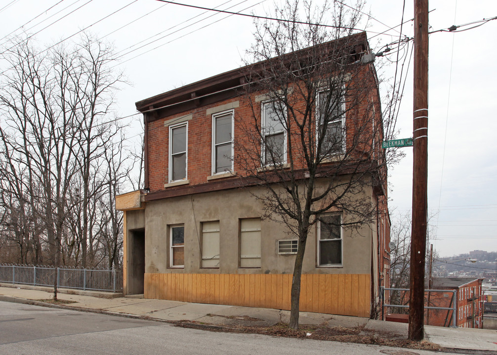 2600-2604 Beekman St in Cincinnati, OH - Foto de edificio