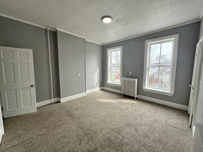 4 Riverside Ave, Unit 2 in Rensselaer, NY - Foto de edificio - Building Photo