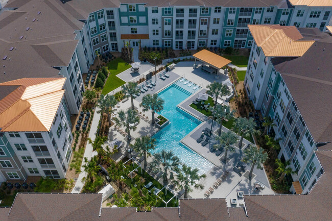 Essex Luxe Apartments in Orlando, FL - Building Photo - Building Photo