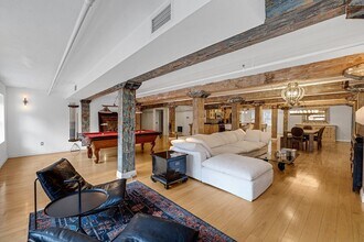 313 Pl. d'Youville in Montréal, QC - Building Photo - Building Photo