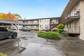 Highland Terrace Apartments in Shoreline, WA - Building Photo - Building Photo