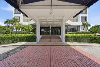 5600 N Flagler Dr in West Palm Beach, FL - Foto de edificio - Building Photo