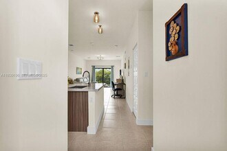 8301 NW 41st St in Doral, FL - Building Photo - Building Photo