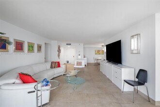 4000 Towerside Terrace, Unit 1102 in Miami, FL - Foto de edificio - Building Photo