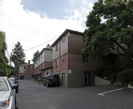 Uptown at Lake Oswego in Lake Oswego, OR - Foto de edificio - Building Photo