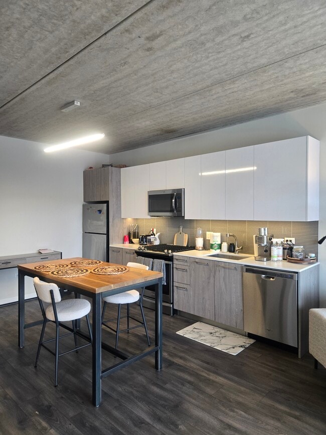 1743 N Leavitt St, Unit 307 in Chicago, IL - Building Photo - Building Photo