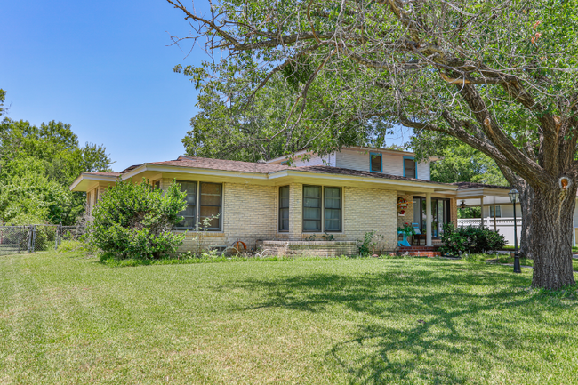 1201 Whaley Dr in Gainesville, TX - Foto de edificio - Building Photo